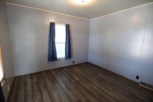 Building Photo - 2 Bed 1 Bath