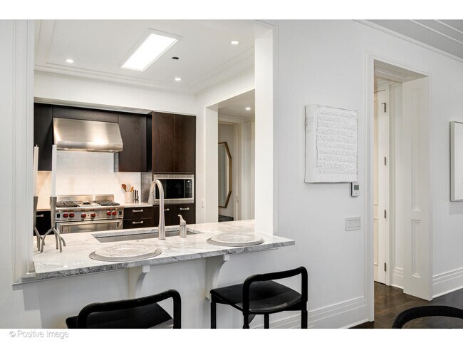 Building Photo - 159 E Walton Pl