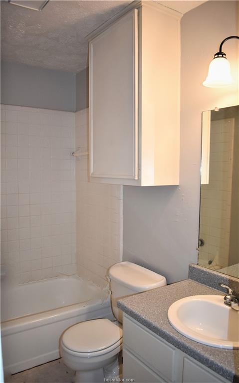 Building Photo - 704 Vassar Ct