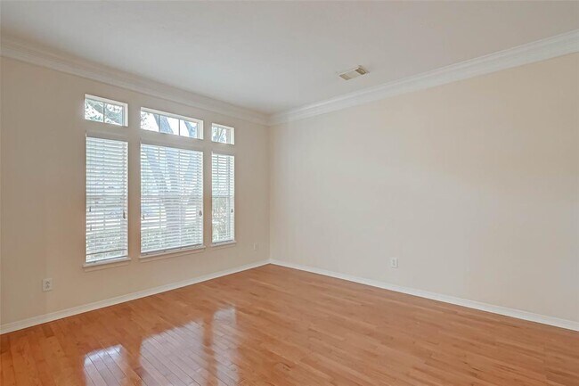 Building Photo - 910 Chinni Ct