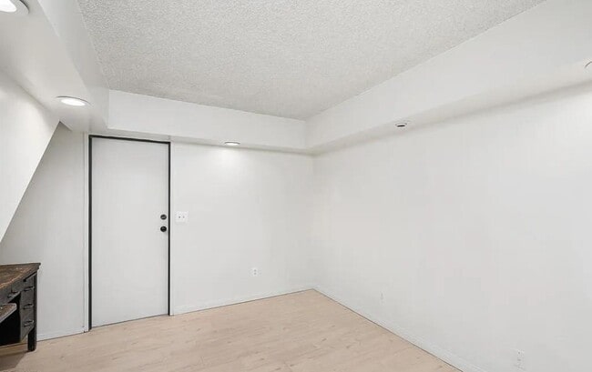 Primary Photo - 137 N Oak Knoll Ave