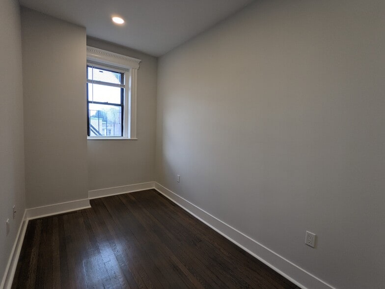 Building Photo - 54 Queensberry St