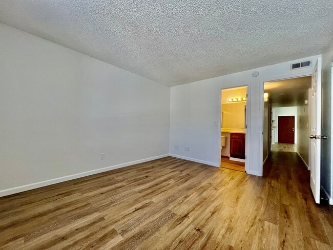 Building Photo - Fantastic 3-bedroom, 2-bathroom condo in desirable community