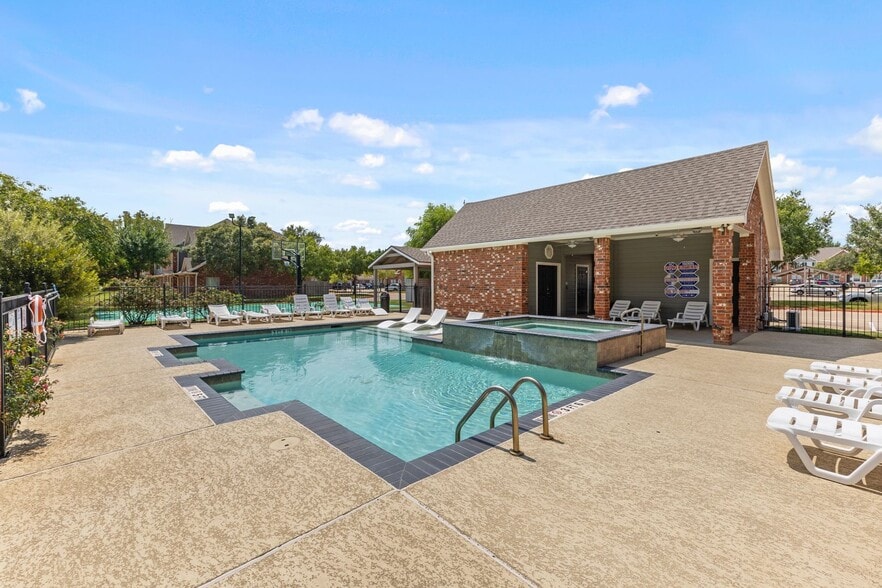 Building Photo - 3 Bed Available at Waterwood Townhome Complex!