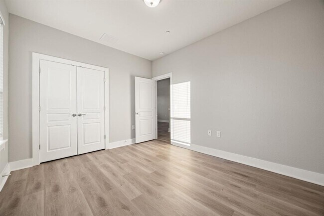 Building Photo - 1501 Roseburg Dr