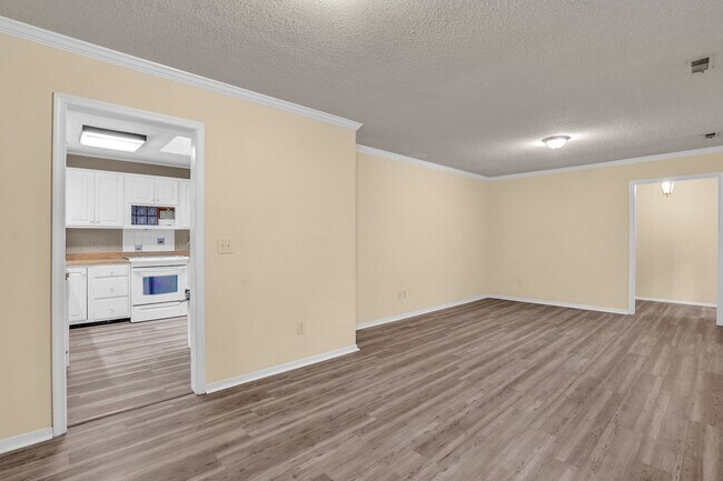 Building Photo - Quiet Cottage in Greensboro NC