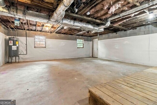 Building Photo - 9169 Lakeview Dr SW