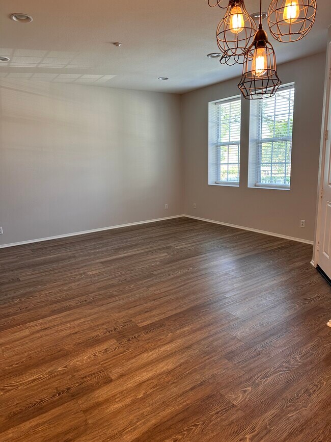 Building Photo - 27 Strawflower St