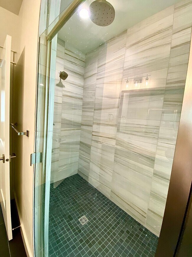 Building Photo - Beautiful Custom 6 Bedroom (2 Primary Bedr...