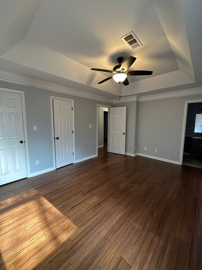 Building Photo - 3 Bedroom, 2 bathroom house on the Eastside, move-in ready