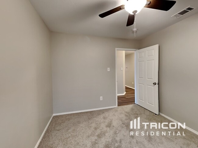 Building Photo - 834 San Jacinto Dr