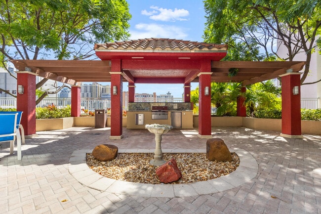 Building Photo - 410 Evernia St