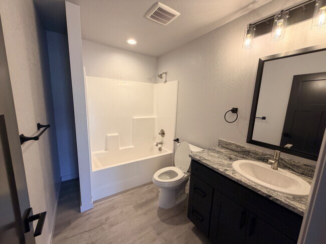 Building Photo - Division St