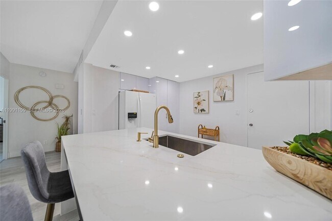 Building Photo - 2100 S Ocean Dr