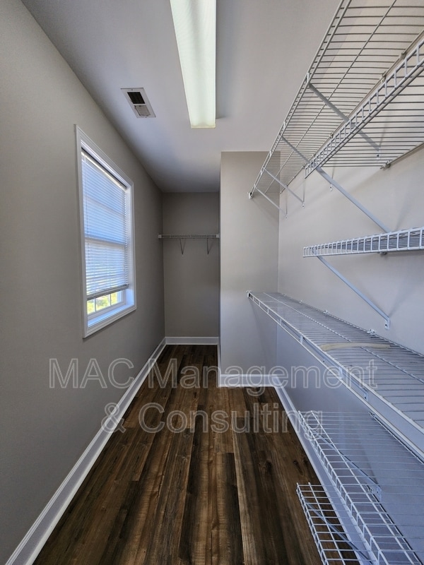 Building Photo - 1028 Nottingham Dr