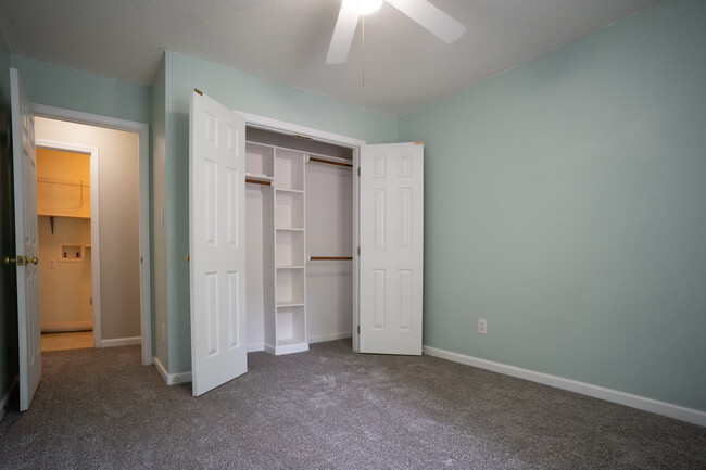 Building Photo - 243 Dullis Cir