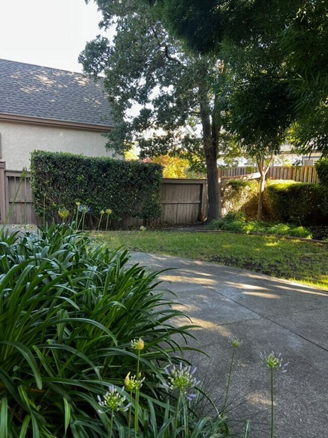 Building Photo - Desired Two Story 3 Bedroom 2.5 Bath Petal...