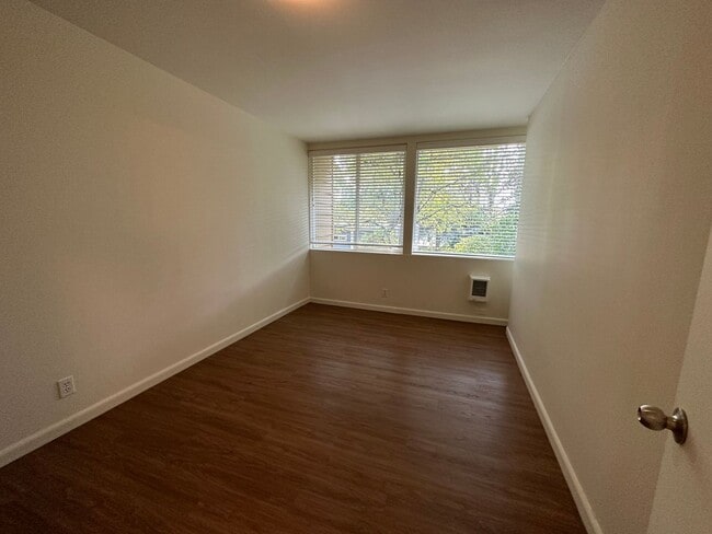 Building Photo - South Tabor 3 Bedroom 1.5 Bath Duplex Unit...