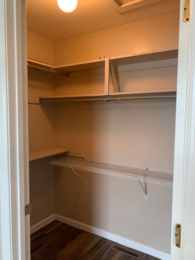 Building Photo - MOVE IN READY, APPLY NOW!!