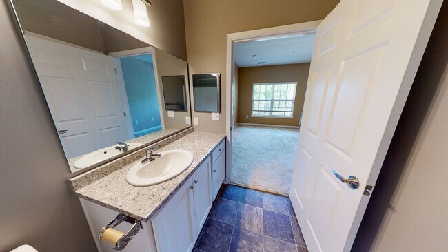 Building Photo - Second Floor Front Facing 2 Bedroom in a G...
