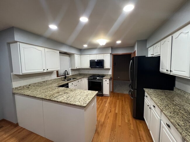 Building Photo - 1163 Shoreline Dr