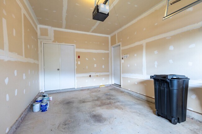 Building Photo - Lovely 3 BR/2.5 BA EOG Townhome in Glen Bu...