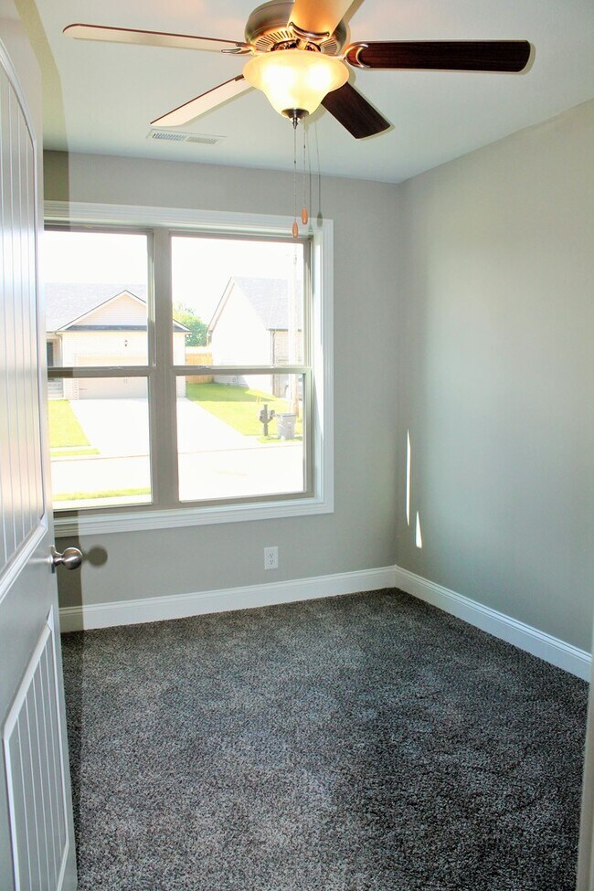 Building Photo - 257 Azalea Dr