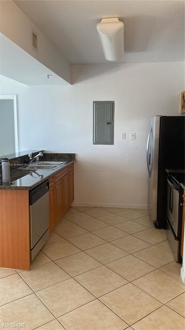 Building Photo - 2 br, 2 bath Condo - 1 Glen Royal Pkwy Gre...