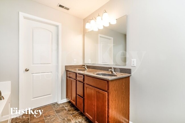 Building Photo - 8858 Hemingway Dr