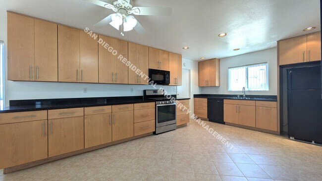 Building Photo - Spacious 3-Bedroom, 2-Bath Home Near the B...