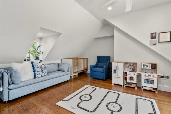 Building Photo - 2 Crystal Pl