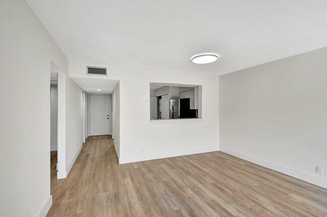 Building Photo - 14360 Strathmore Ln