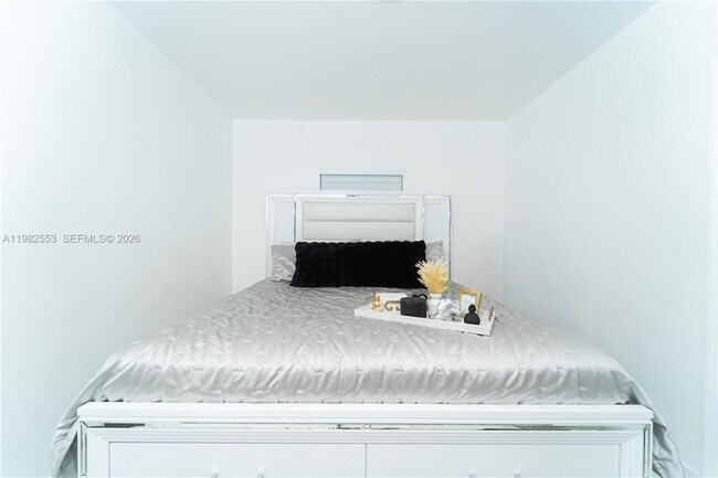 Building Photo - 172 W 17th St