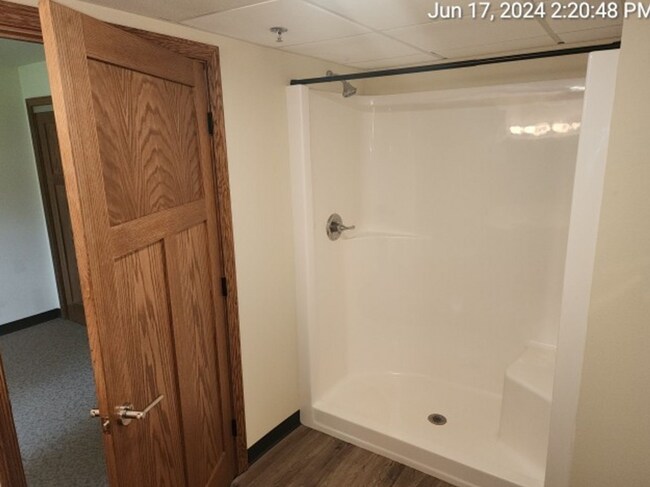 Building Photo - 1 Bedroom, 1 Bath Apartment- All utilities...