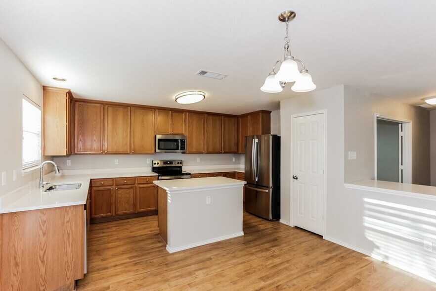 Building Photo - 7956 Meadow Spring Ln