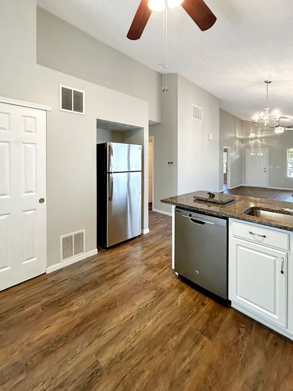 Building Photo - 5321 Miramar Dr