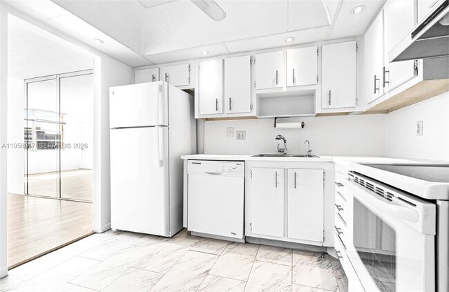 Building Photo - 1000 St Charles Pl