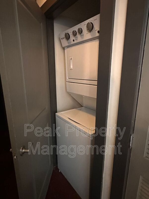 Building Photo - 212 W 7th St