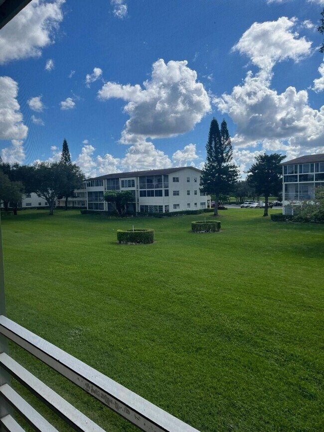 Building Photo - 144 Mansfield D