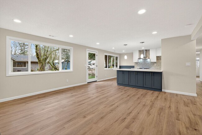 Building Photo - Updated 4BD Lake Oswego Home - Prime Location