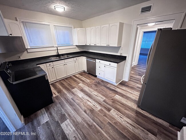 Building Photo - 2561 Rosselle St