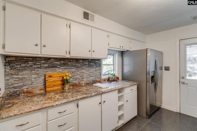 Building Photo - 8 Royalgate Dr