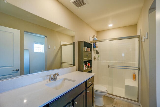 Building Photo - NEWER THREE BEDROOM IN ORCHARDS
