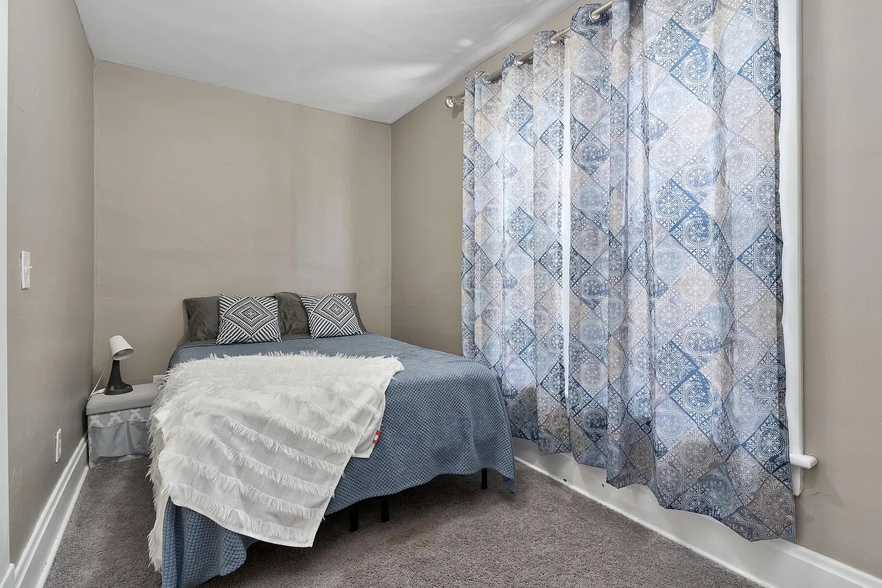 Building Photo - 477 E Gates St