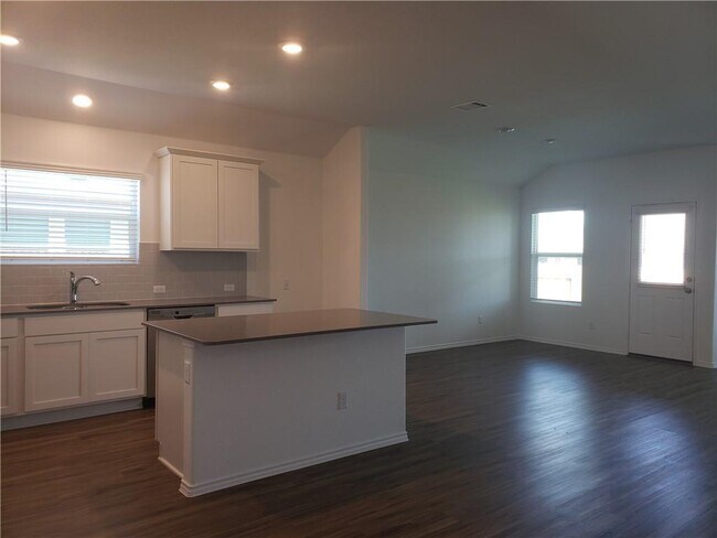 Building Photo - 104 Mountain Maple St