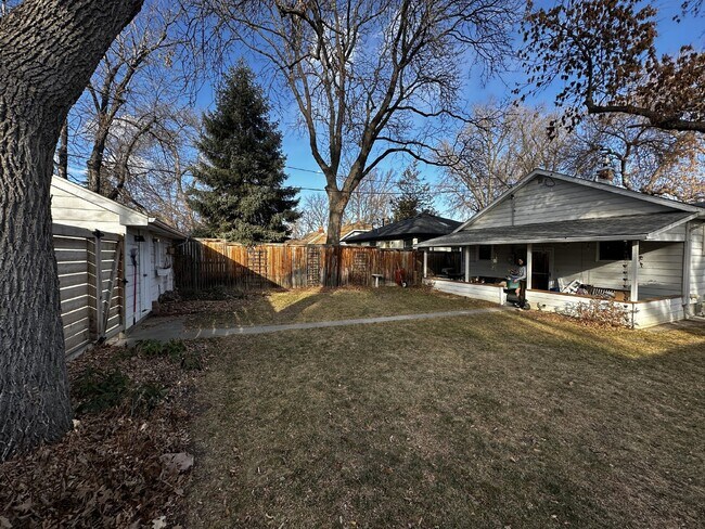 Building Photo - AVAILABLE NOW! "Charming 3-Bedroom Oasis with 2 Full Baths in the Sunset Neighborhood!"