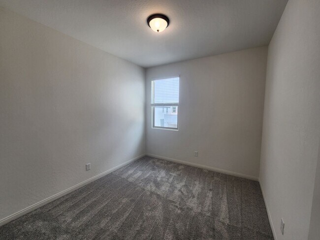 Building Photo - WOW Four Bedroom in North Summerlin!