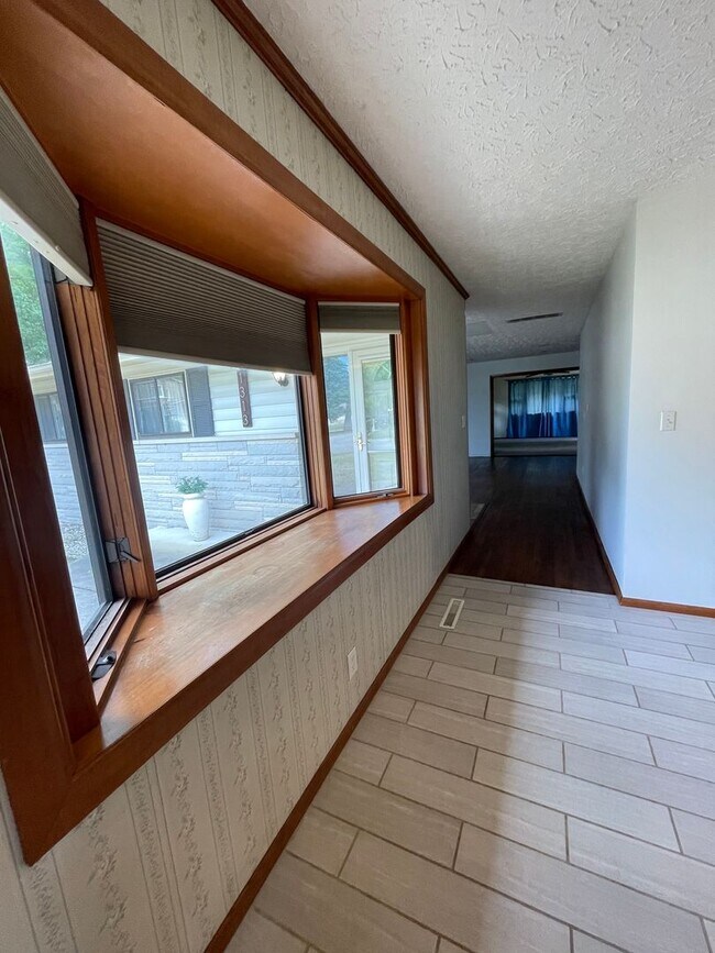 Building Photo - SINGLE FAMILY HOME - Fenced yard