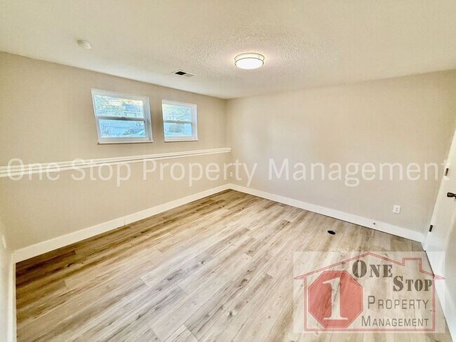 Building Photo - 4-Bedroom, 2.5-Bathroom home in Independence