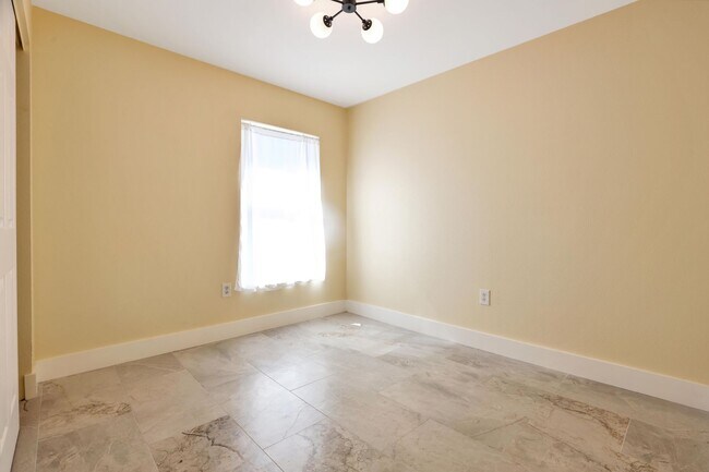 Building Photo - Remodeled 4BR Home Near Downtown Sarasota
